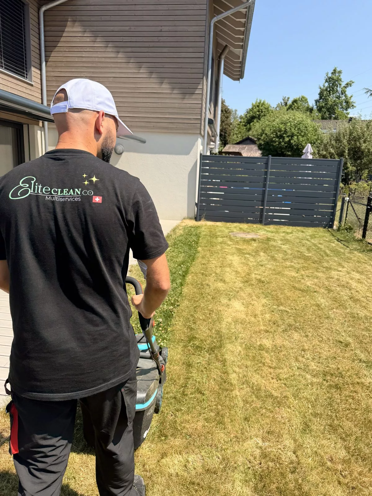 Technicien Raissi Nettoyage tondant une pelouse à Lausanne, canton de Vaud