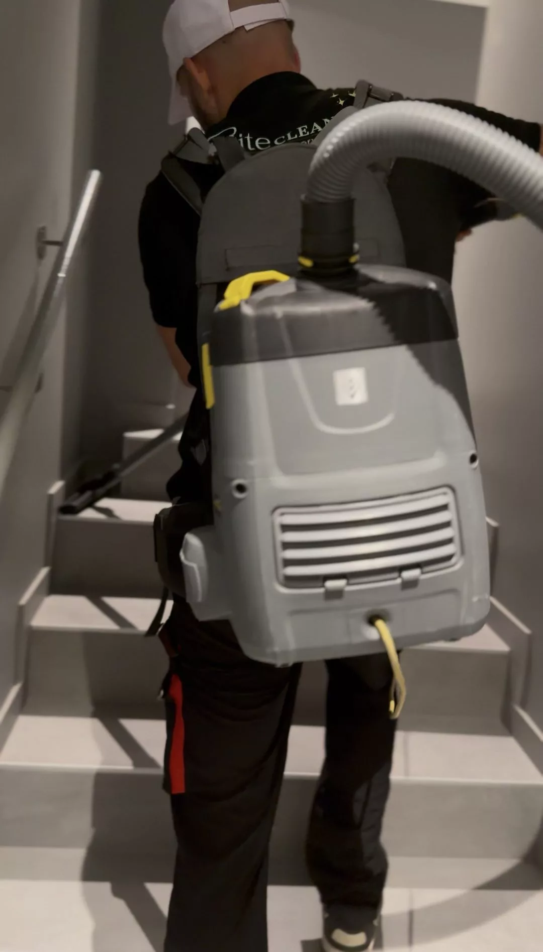 Nettoyage des escaliers d’un immeuble à Lausanne à l’aspirateur dorsal professionnel, Raissi Nettoyage
