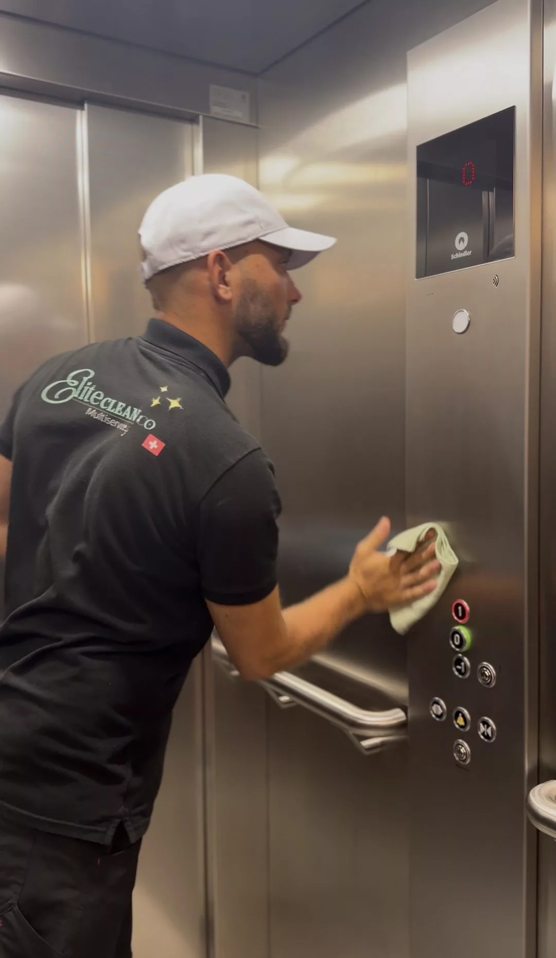 Nettoyage de l’ascenseur d’un immeuble à Lausanne par Raissi Nettoyage, conciergerie
