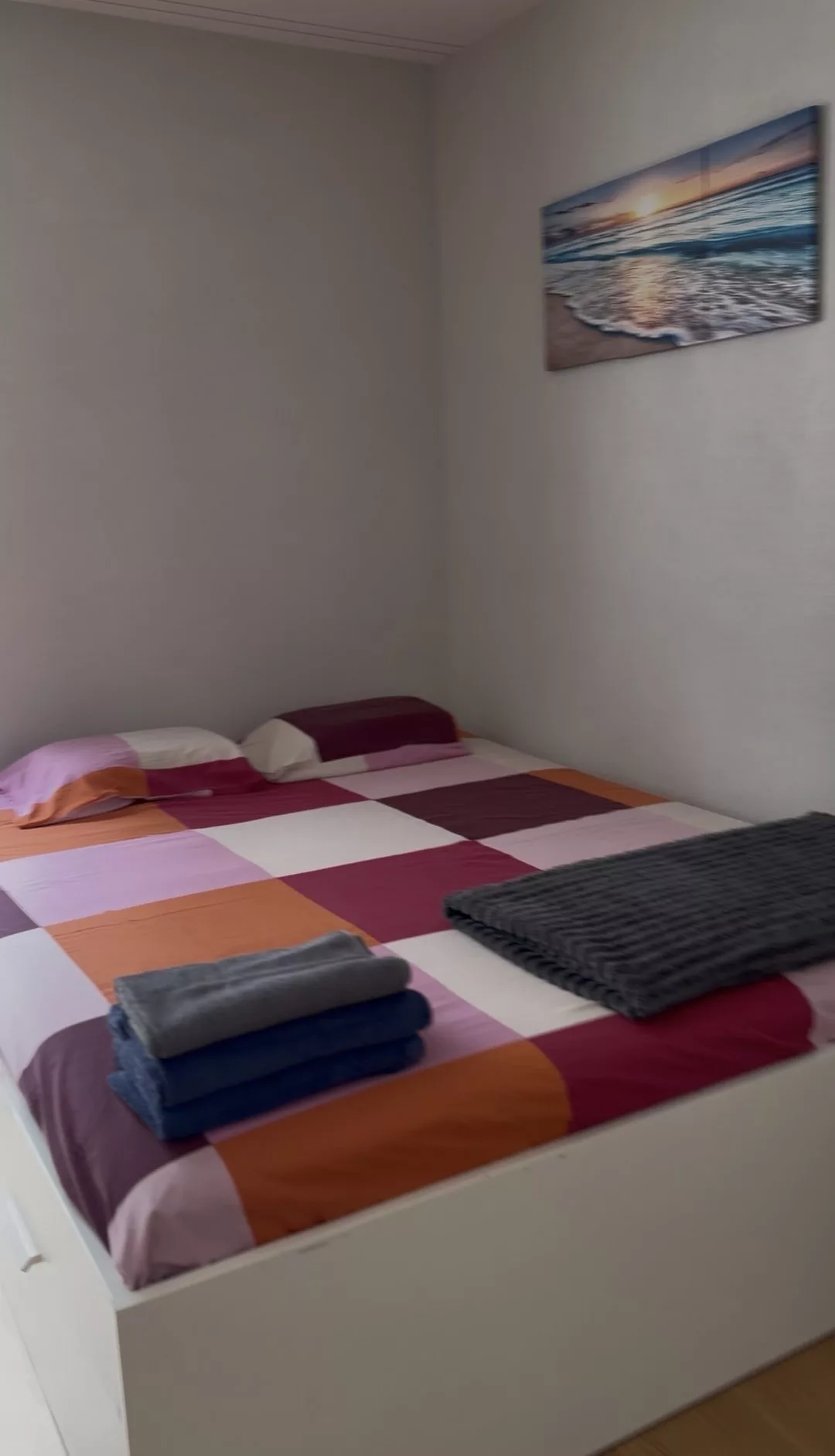 Chambre d’un logement Airbnb préparée par Raissi Nettoyage à Lausanne : lit fait et linge propre