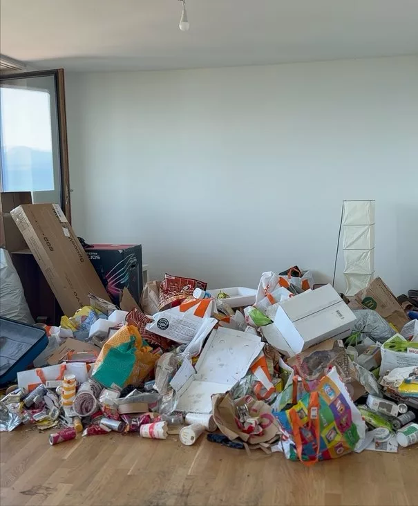 Pièce encombrée d’un logement insalubre avant l’intervention d’Raissi Nettoyage dans le canton de Vaud