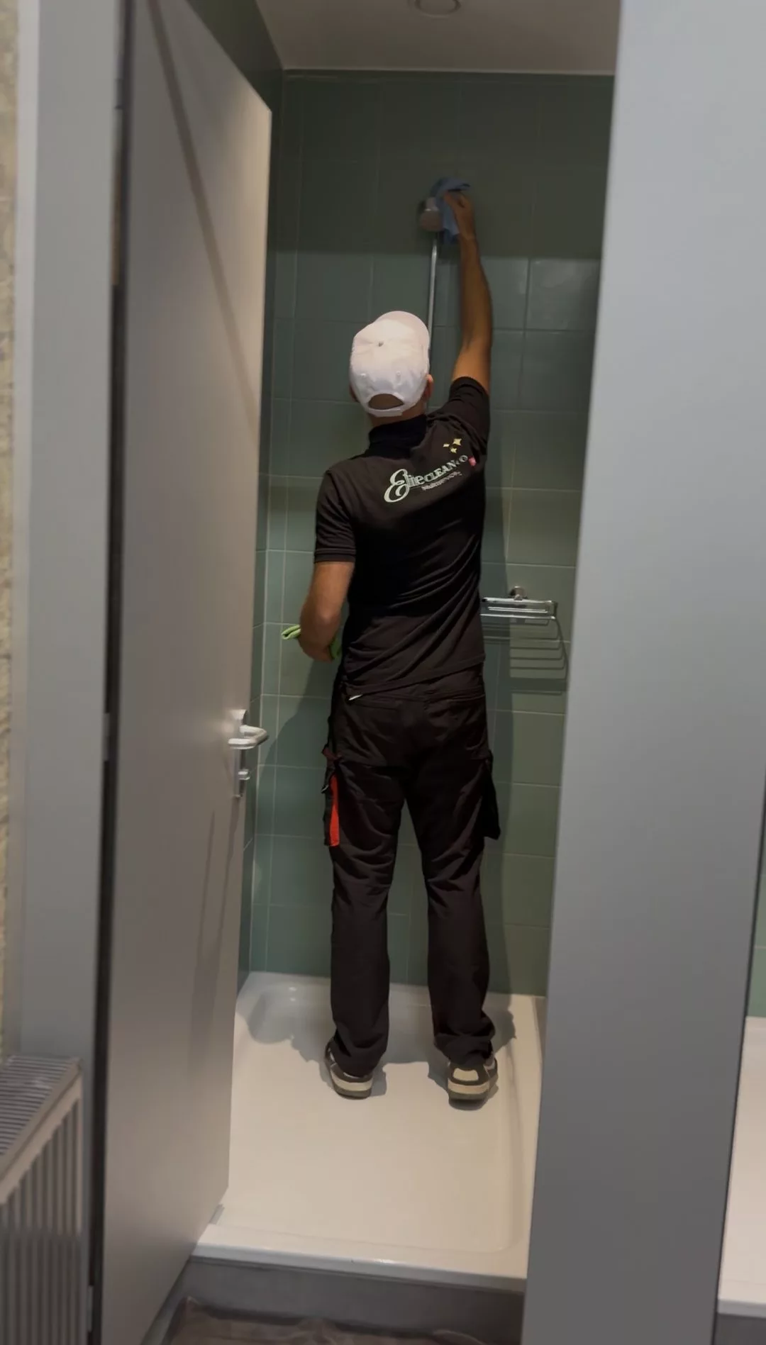 Nettoyage de la douche d’un appartement en fin de bail à Lausanne par Raissi Nettoyage