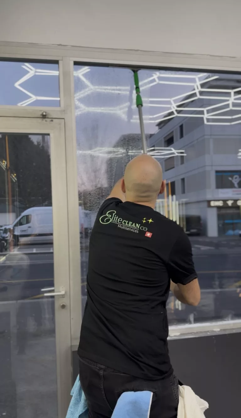 Nettoyage de vitrine d'un commerce par Raissi Nettoyage, perche et raclette professionnelle