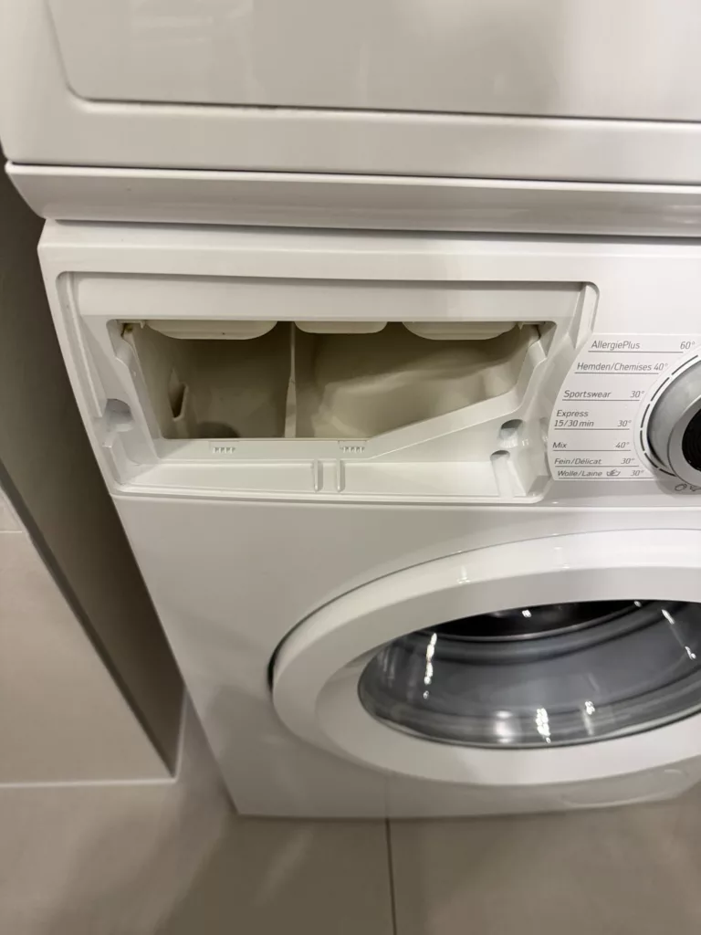 Bac à lessive d'une machine à laver encrassé avant le nettoyage de fin de bail à Mollie-Margot (Savigny)