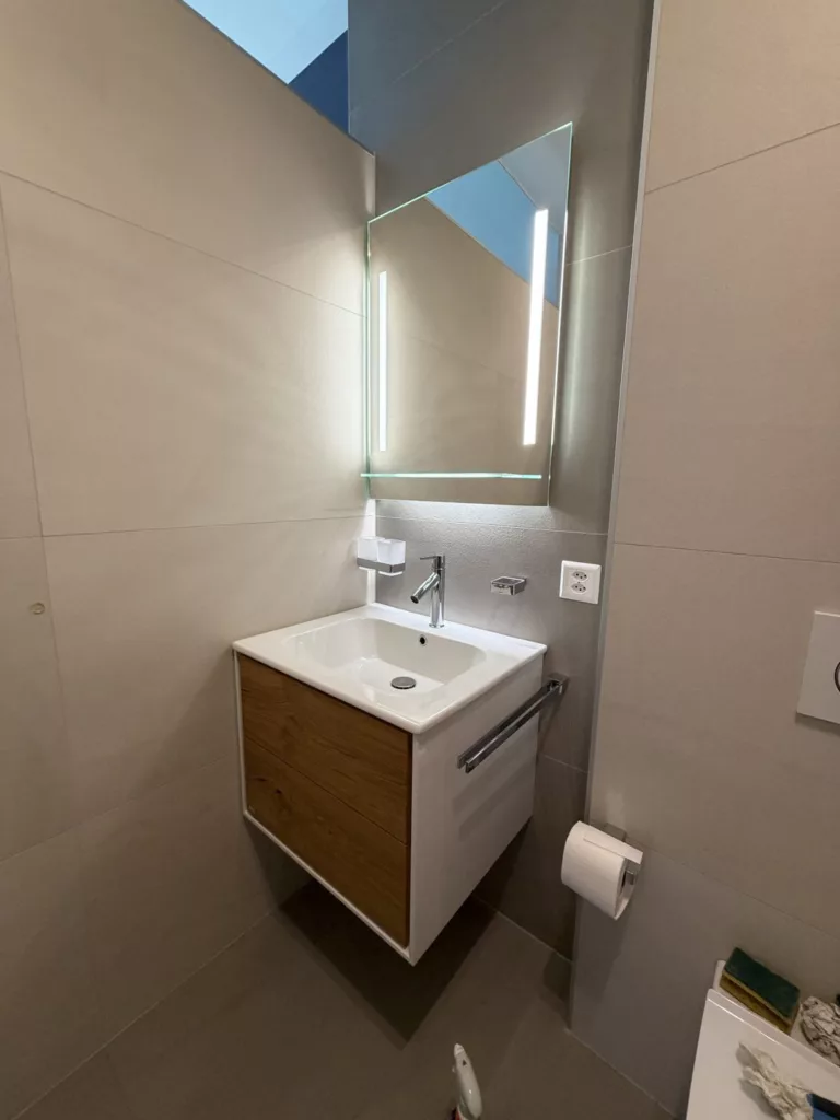 Nettoyage à Savigny : salle de bain d'un logement remise en état par Raissi Nettoyage pour l'état des lieux de sortie à Mollie-Margot